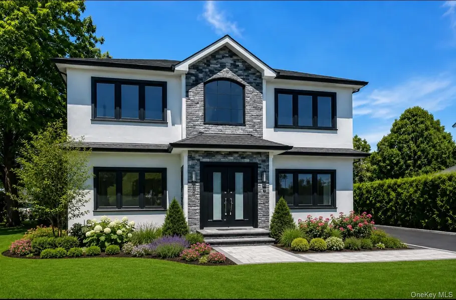 118 W Cherry ST, Hicksville, NY 11801