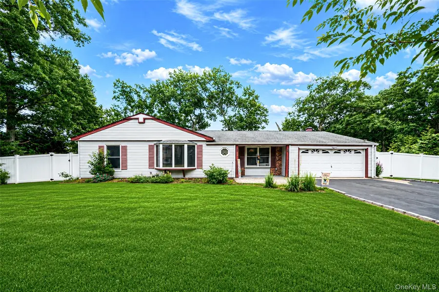 10 Saddle Hill RD, Coram, NY 11727