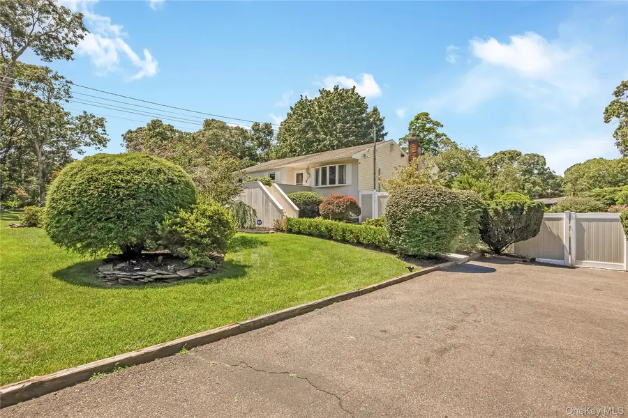 615 Sleepy Hollow DR, Shirley, NY 11967