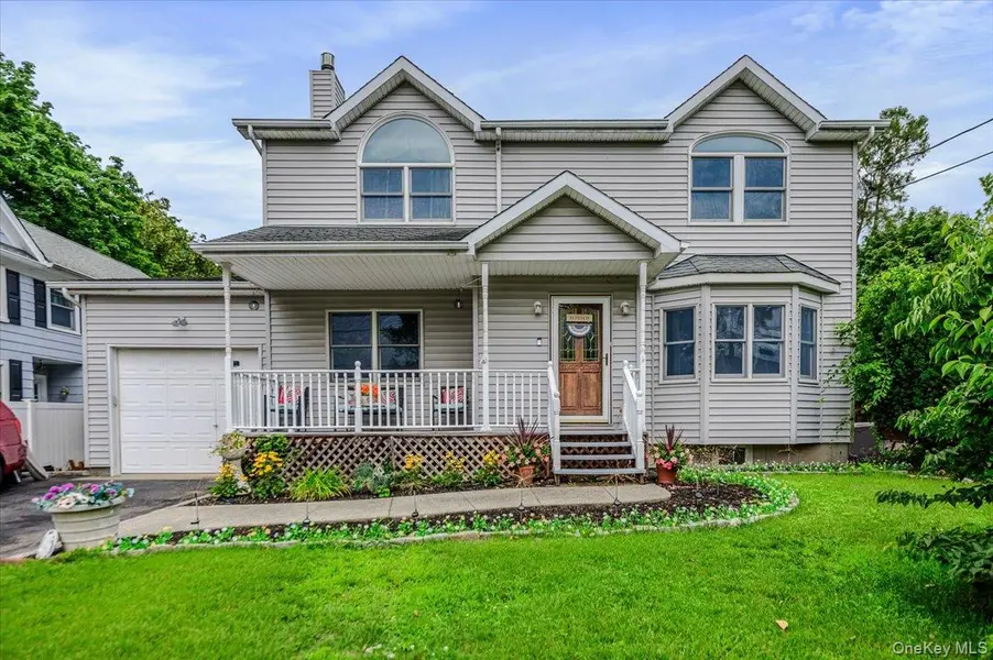 13 Meadow LN, Bayville, NY 11709