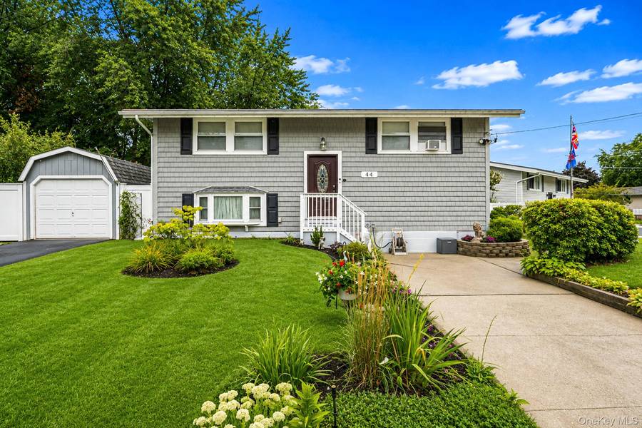 44 Buckskin LN, Selden, NY 11784
