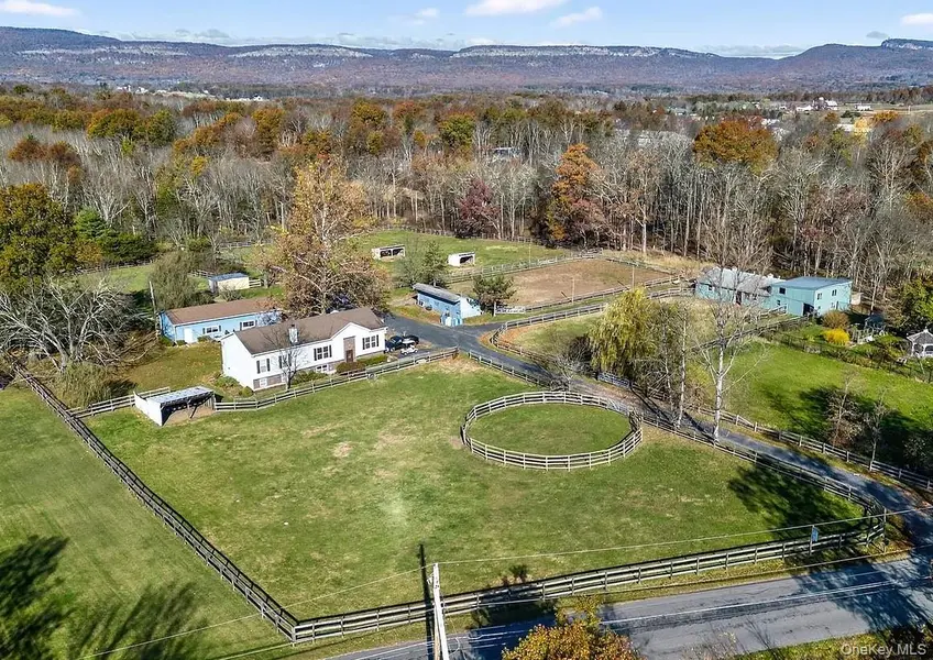 99 Dusinberre RD, Gardiner, NY 12525