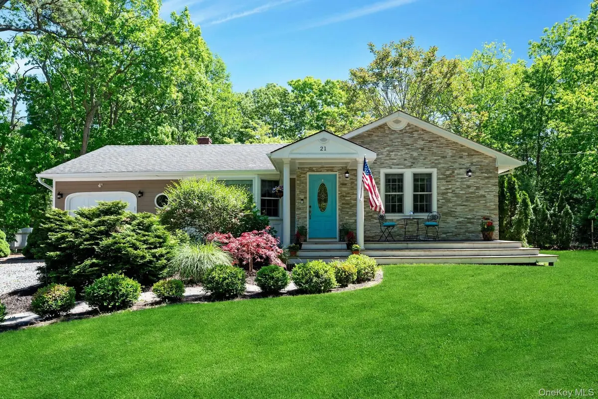 21 Jones RD, Hampton Bays, NY 11946