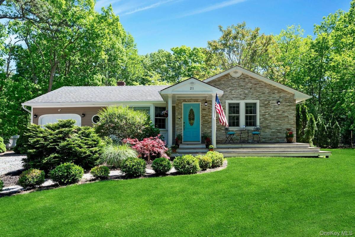 21 Jones RD, Hampton Bays, NY 11946