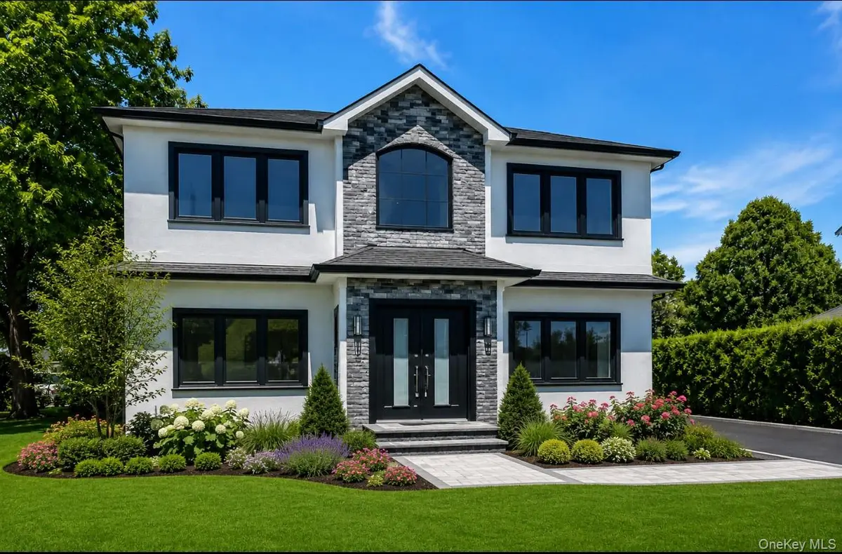 118 W Cherry ST, Hicksville, NY 11801