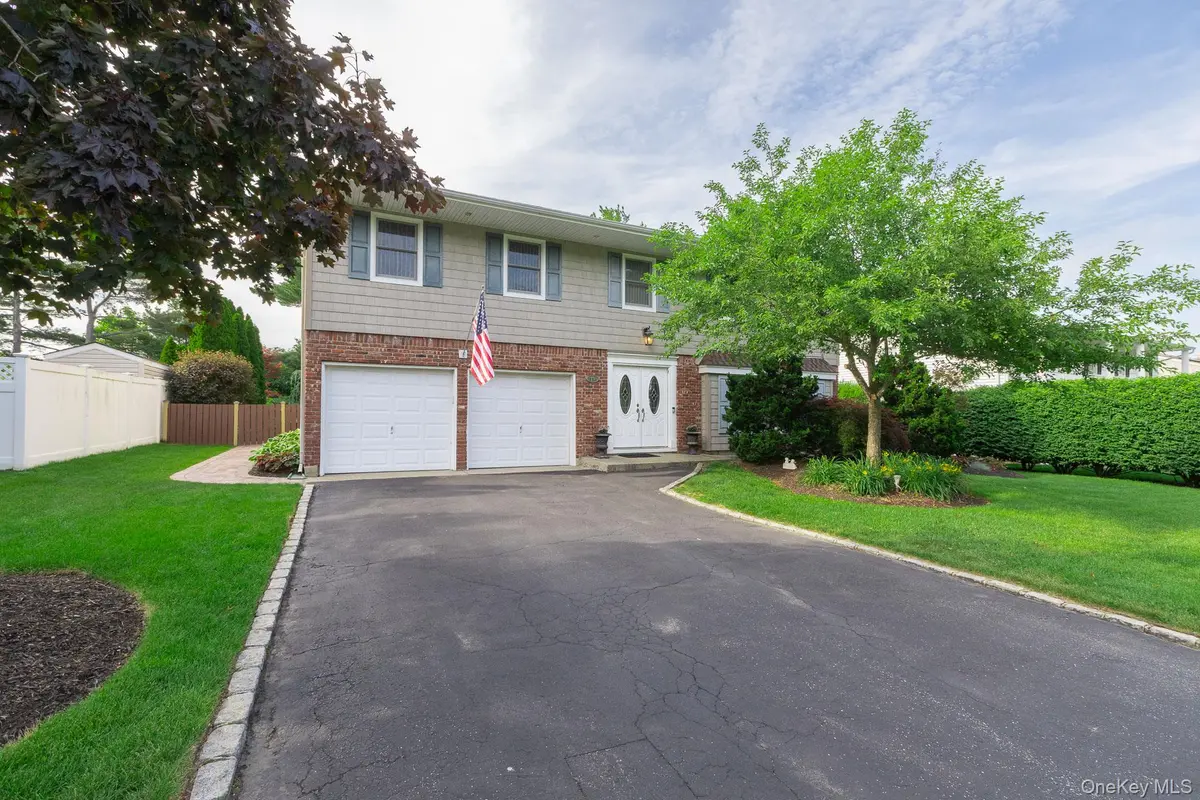 19 Knoll LN, Smithtown, NY 11787