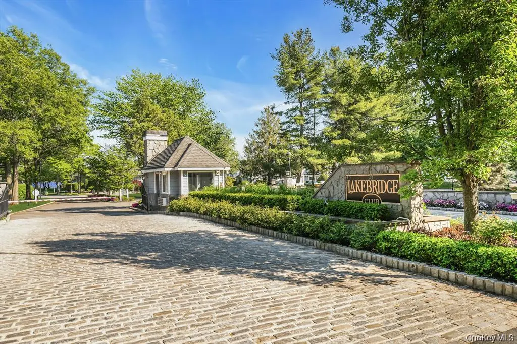 38 Lakebridge DR, Kings Park, NY 11754