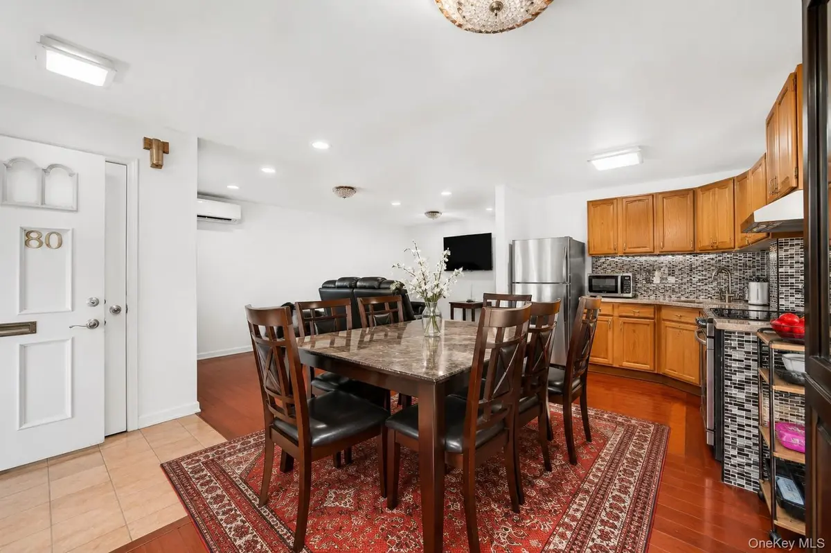 87-80 Little Neck Pkwy, Floral Park, NY 11001
