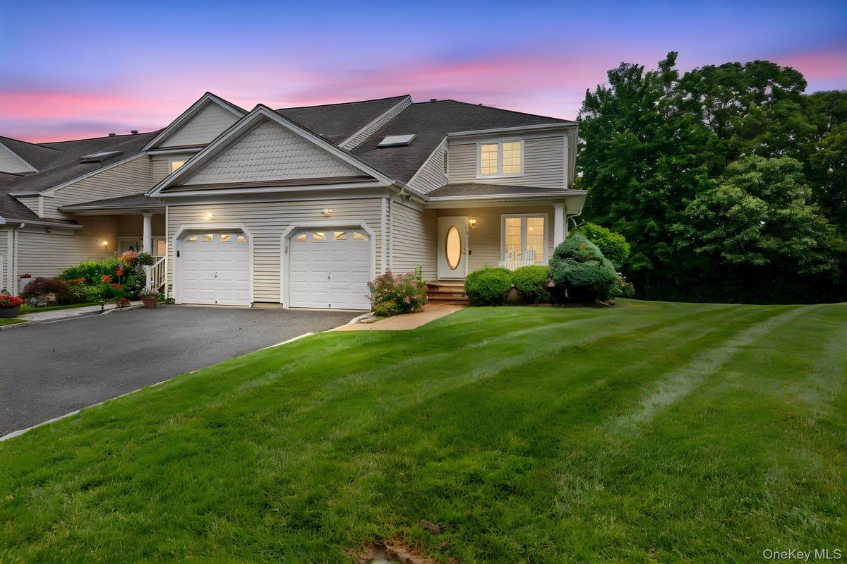 16 Lindbergh CIR, Huntington, NY 11743