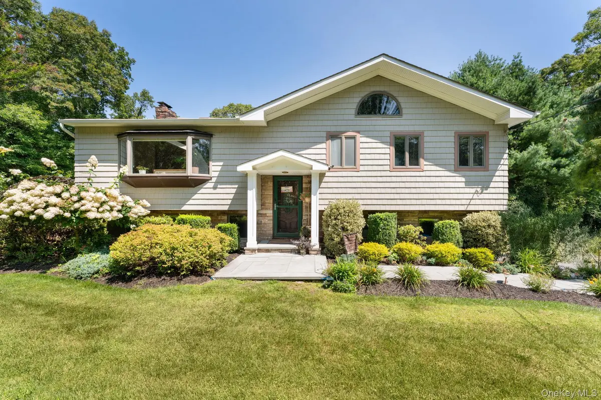 25 Brewster AVE, Northport, NY 11768