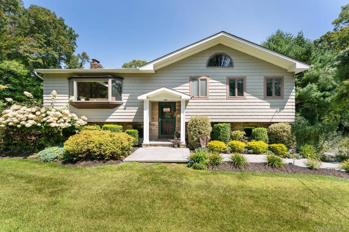 25 Brewster AVE, Northport, NY 11768