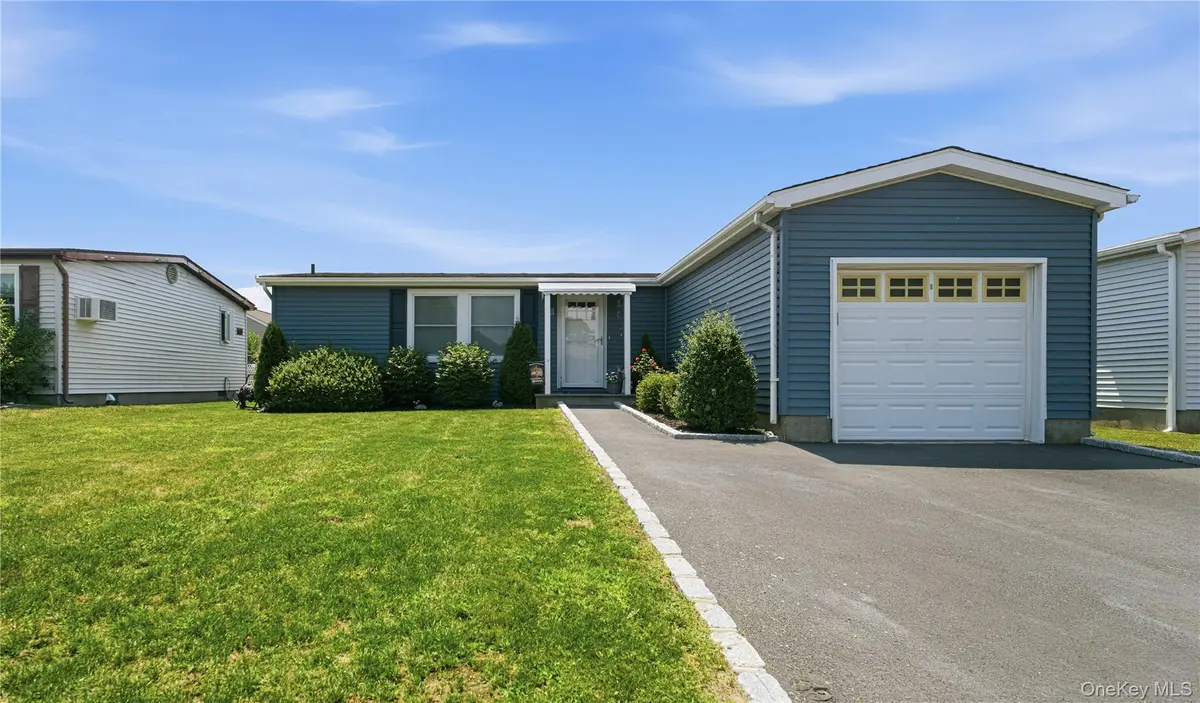 35 Village CIR, Manorville, NY 11949