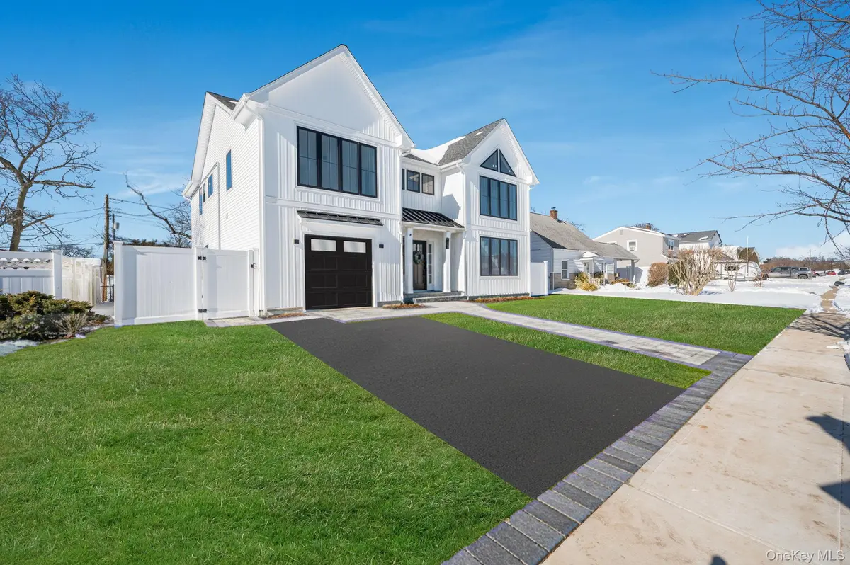 38 Pond LN, Levittown, NY 11756