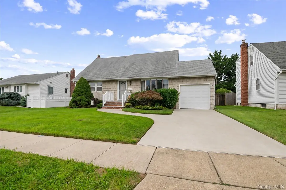 11 Hastings LN, Hicksville, NY 11801