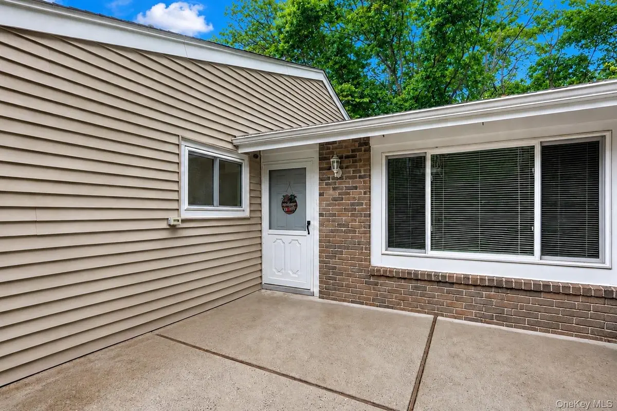 236 Springmeadow DR #I, Holbrook, NY 11741