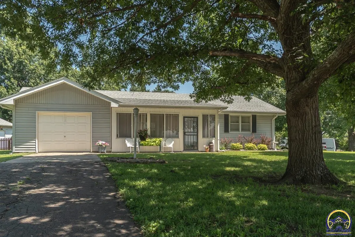 400 Kansa Dr, Ozawkie, KS 66070
