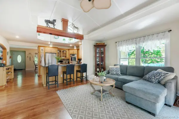 21 Jones RD, Hampton Bays, NY 11946