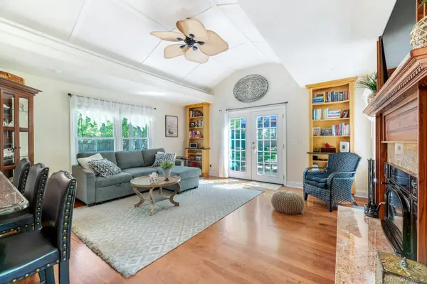 21 Jones RD, Hampton Bays, NY 11946