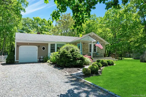 21 Jones RD, Hampton Bays, NY 11946