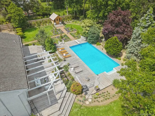 3 Mooring DR, Bellport, NY 11713
