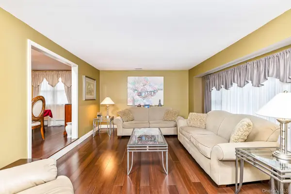 19 Knoll LN, Smithtown, NY 11787