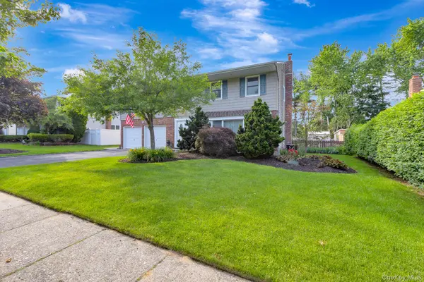 19 Knoll LN, Smithtown, NY 11787