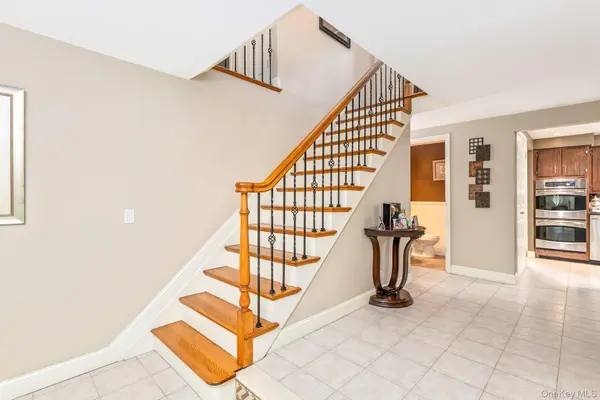 19 Knoll LN, Smithtown, NY 11787