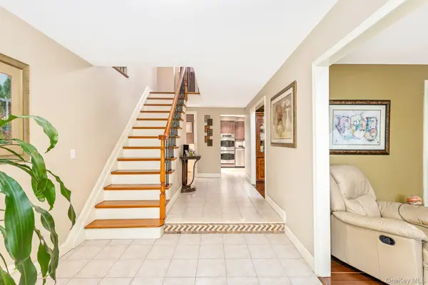 19 Knoll LN, Smithtown, NY 11787