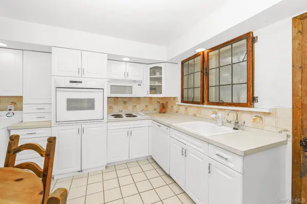 10 Rye PL, Commack, NY 11725
