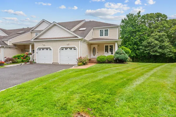 16 Lindbergh CIR, Huntington, NY 11743