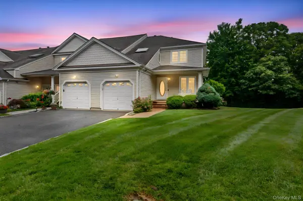 16 Lindbergh CIR, Huntington, NY 11743