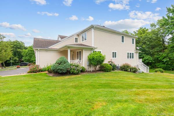 16 Lindbergh CIR, Huntington, NY 11743