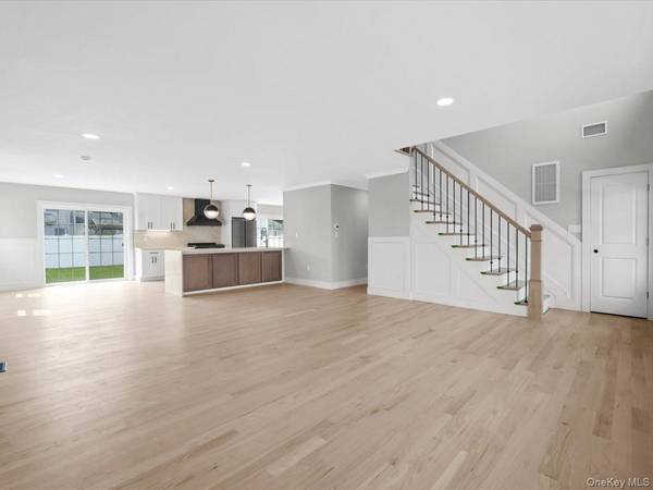 60 Westwood RD, Massapequa Park, NY 11762
