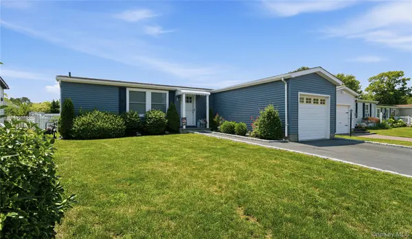 35 Village CIR, Manorville, NY 11949