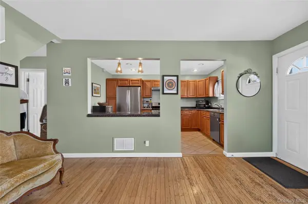 120 Bert AVE, Westbury, NY 11590