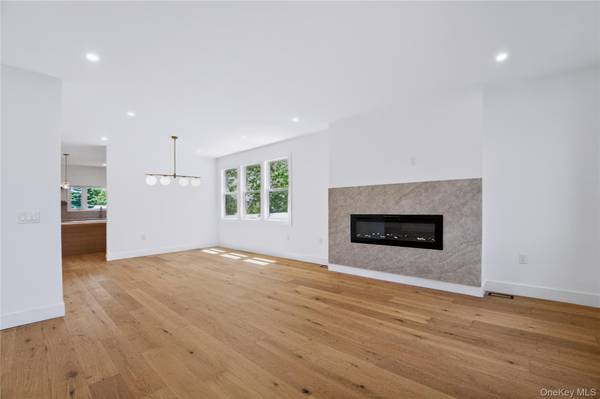 45 Glade LN, Levittown, NY 11756
