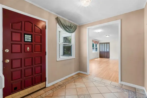 208 Woodhampton DR, White Plains, NY 10603