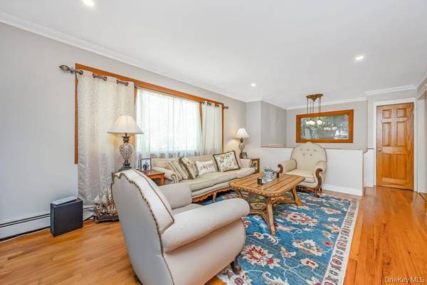 67 Cedar PL, Floral Park, NY 11001