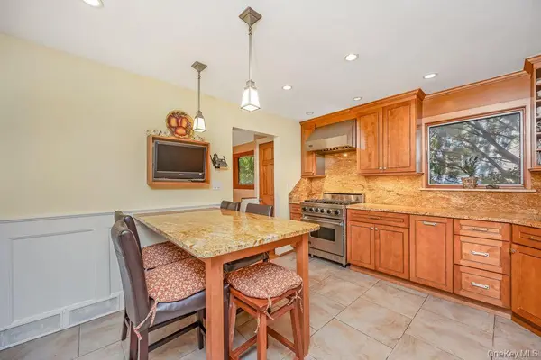 67 Cedar PL, Floral Park, NY 11001