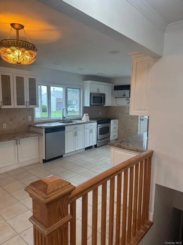 14 Larch ST, Hicksville, NY 11801