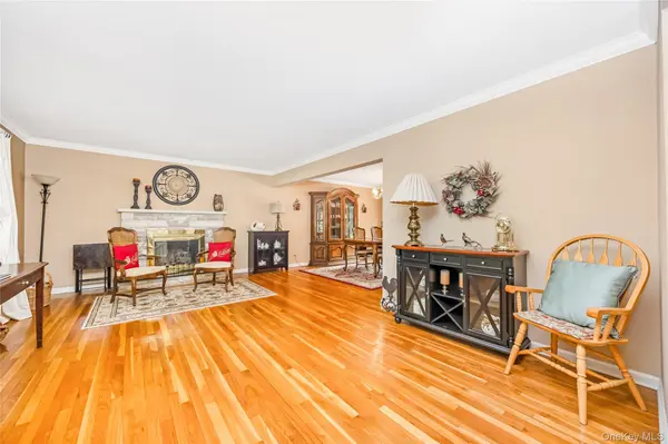 4 Crinkle CT, Northport, NY 11768