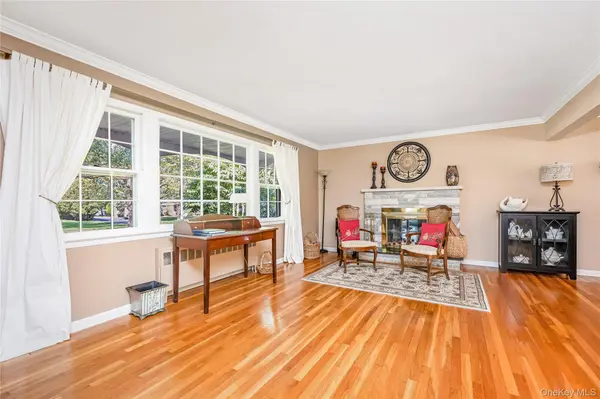 4 Crinkle CT, Northport, NY 11768
