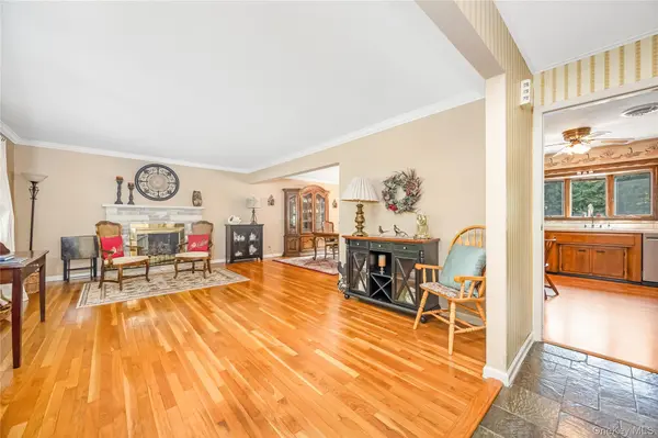 4 Crinkle CT, Northport, NY 11768