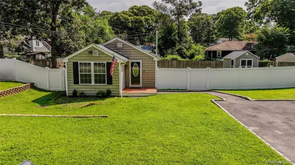 17 Connelly DR, Lake Grove, NY 11755
