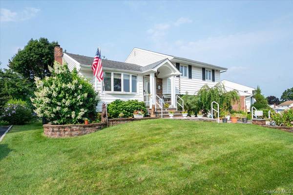 38 Colony LN, Syosset, NY 11791