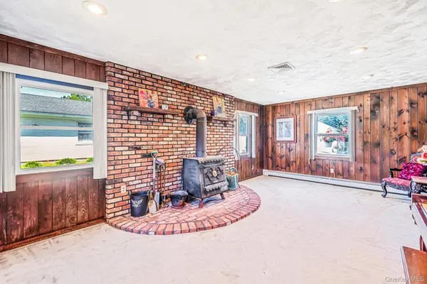 67 Lakeside AVE, Lake Grove, NY 11755