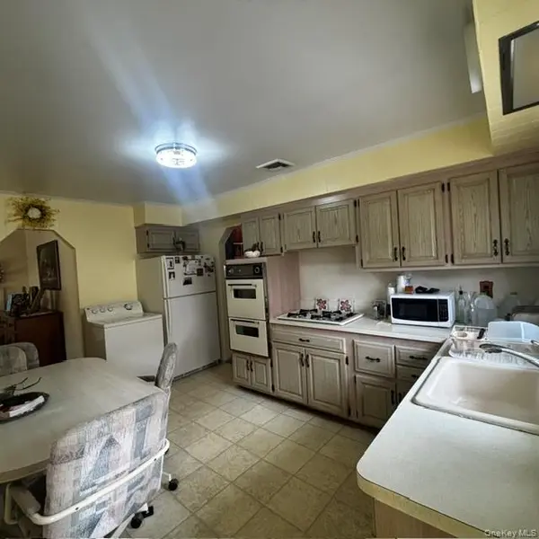 66 E Neptune AVE, Lindenhurst, NY 11757