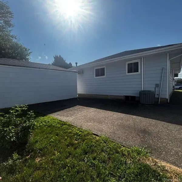 66 E Neptune AVE, Lindenhurst, NY 11757