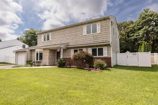 24 Gainsborough RD, Holbrook, NY 11741