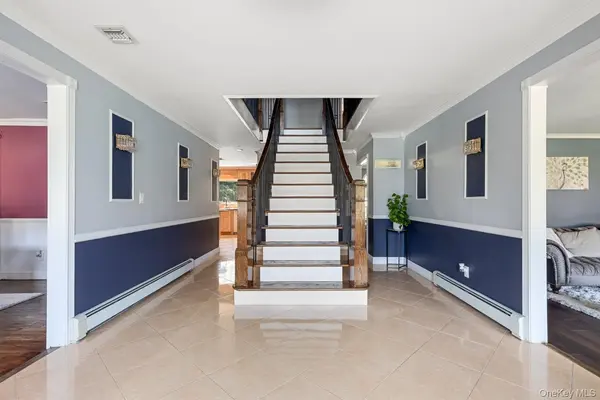 1 Whispering CT, Dix Hills, NY 11746